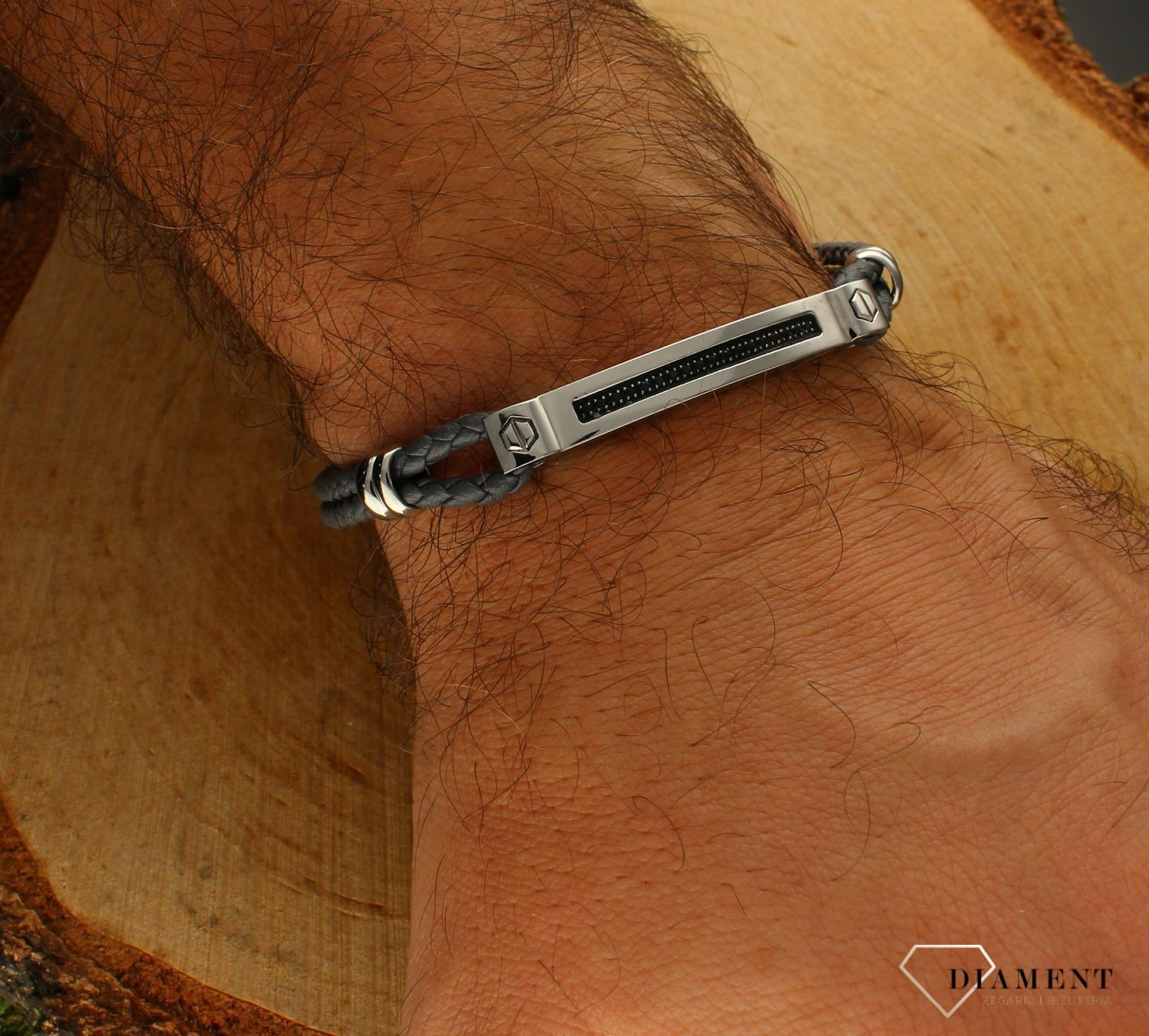 Bransoletka męska Nomination Italy Manvision szara skórzana z czarnymi cyrkoniami 133002 007.Bransoletka z szarej skóry i stali szlachetnej z eleganckimi detalami i cyrkoniami. Bezpieczne zapięcie na zatrzask ze srebrnej s.jpg